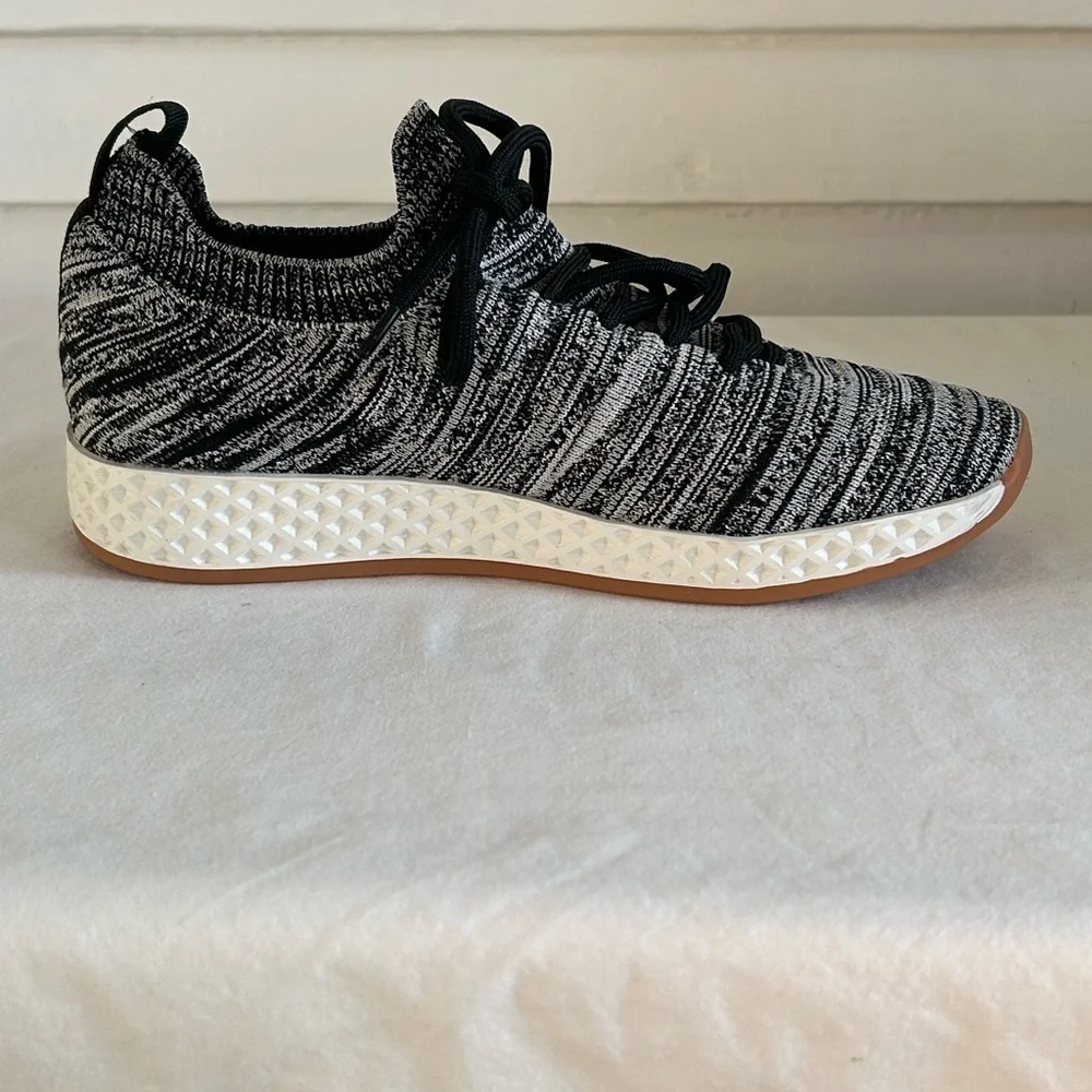 J Slides Urban Support‎ Black and White Knit Sneakers Sz 6